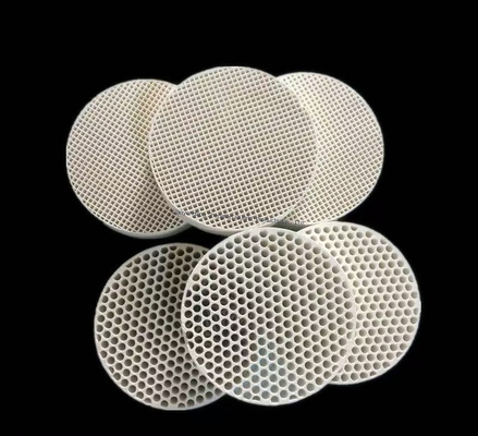 औद्योगिक सिरेमिक एल्यूमिना प्लेट छेद घनत्व के साथ 99% Al2O3 एल्यूमिना सिरेमिक कस्टम पॉलिशिंग